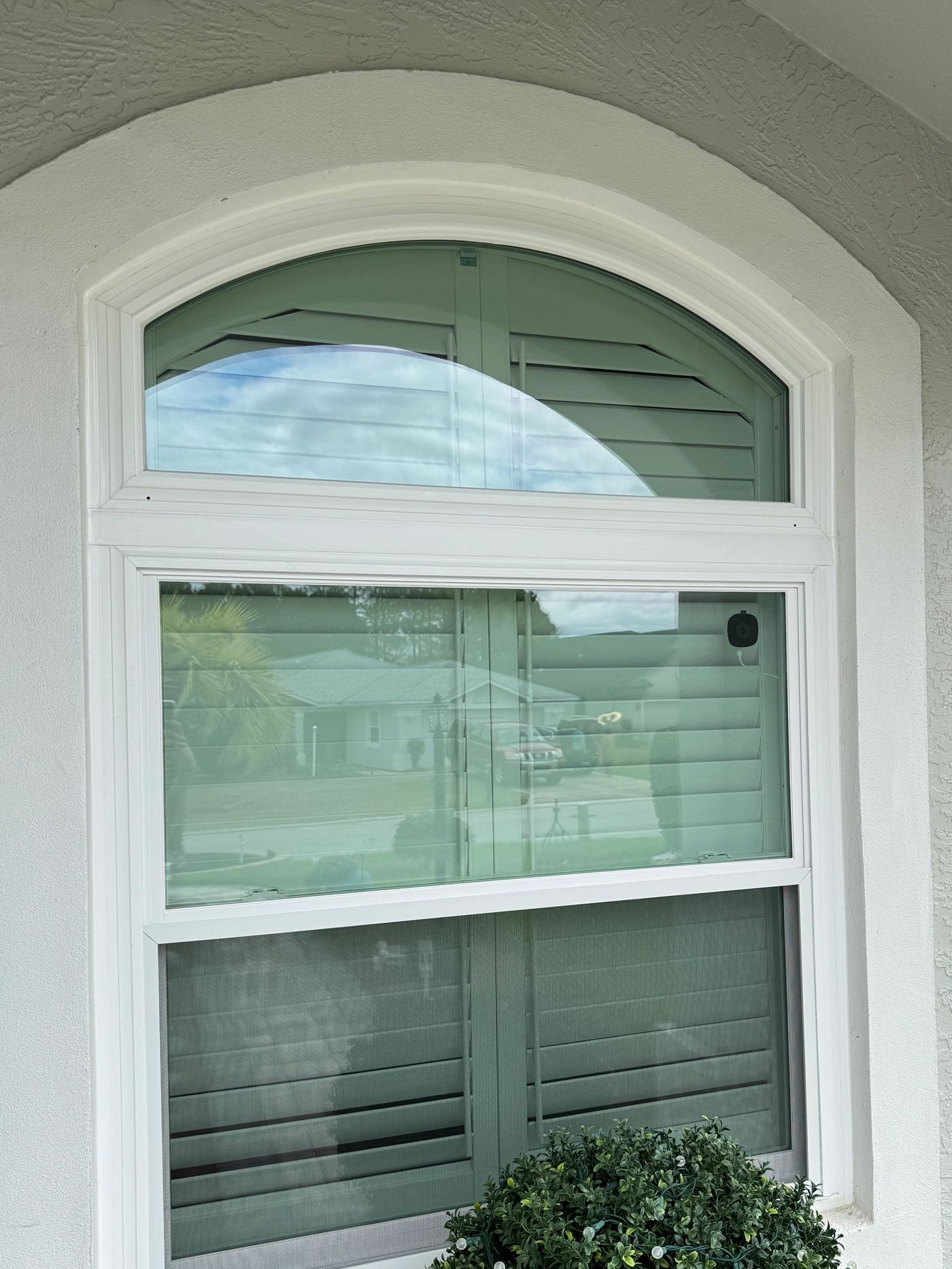 Arched window and lower sash cleaned inside and out on a stucco home